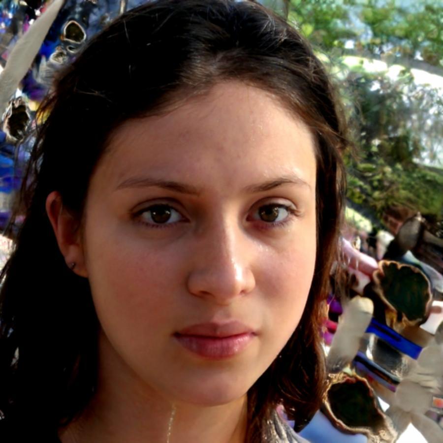 Esperanza Montoya, Directora de Investigación en Realidad Aumentada, liderando el desarrollo de tecnologías inmersivas innovadoras